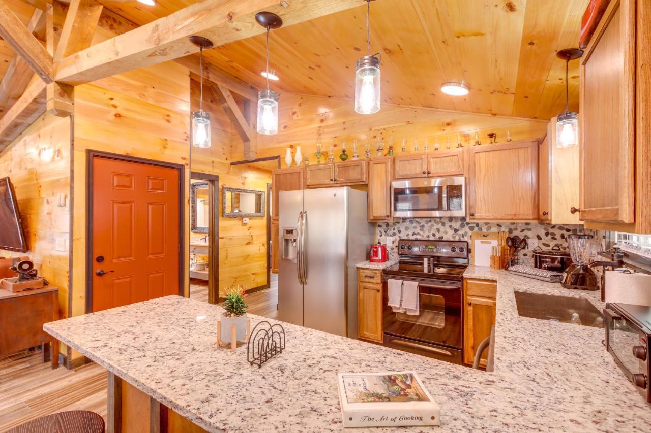 Pet-Friendly Chattanooga Cabin With Hot Tub And Kayaks Bagian luar foto