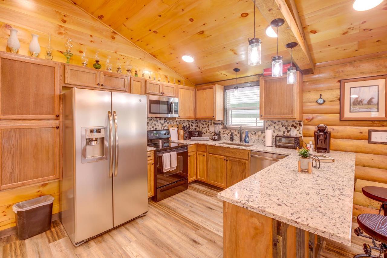 Pet-Friendly Chattanooga Cabin With Hot Tub And Kayaks Bagian luar foto